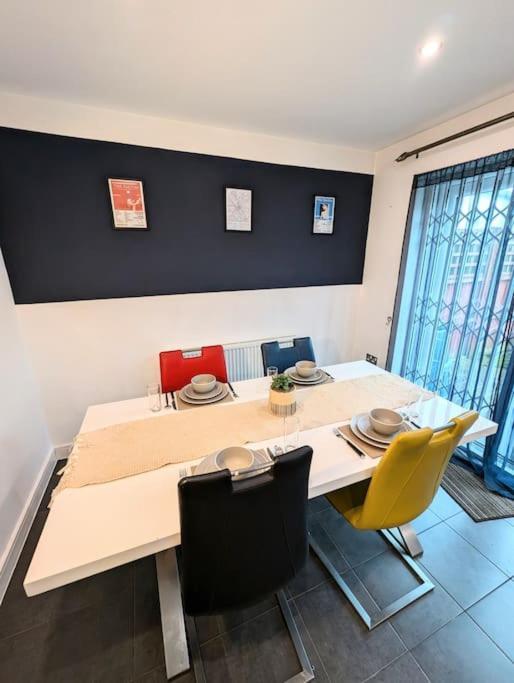 Modern Townhouse Near Coop Live Etihad Villa Manchester Exterior photo